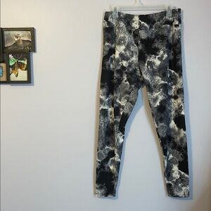 Lularoe Black and White Tie Dye Spray Paint Look Leggings size Tall & Curvy